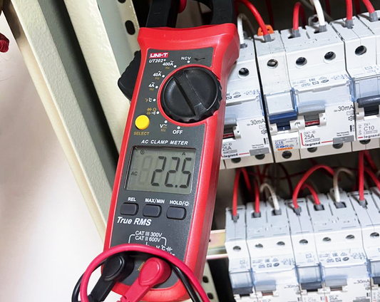 El error que todos cometen con el consumo eléctrico (y cómo evitarlo en tu negocio)